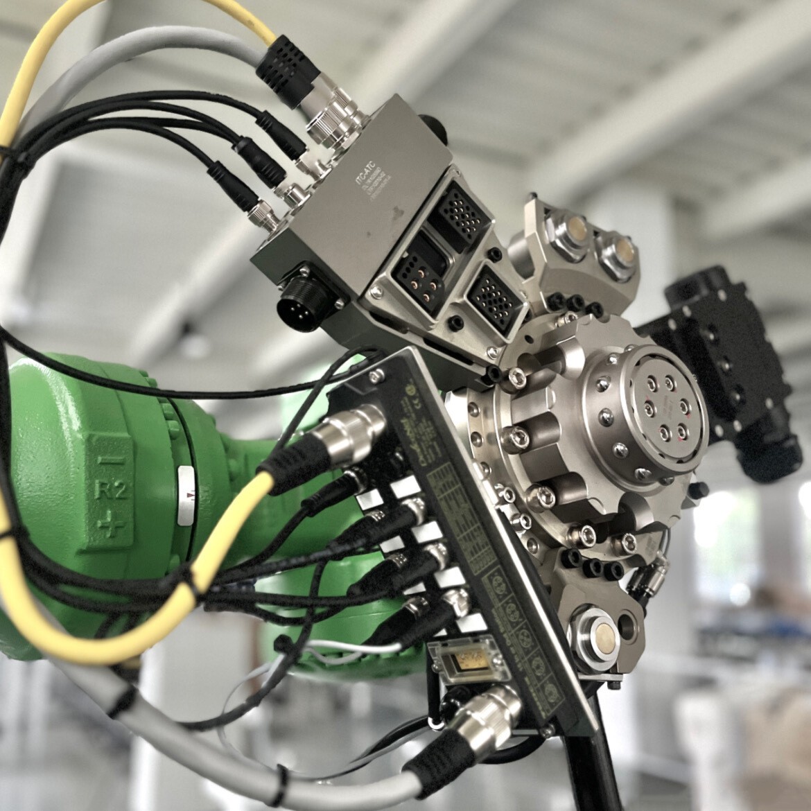 工業(yè)機(jī)器人搭載400系列連接器的布線特寫 工業(yè)機(jī)器人搭載400系列連接器的布線特寫